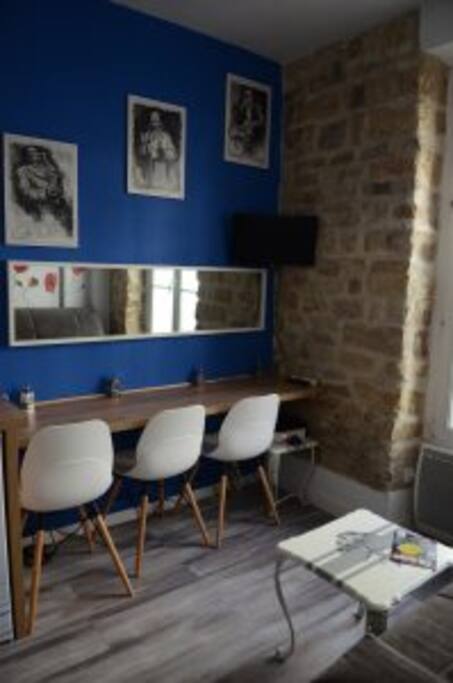 Coin bureau et repas avec télévision.