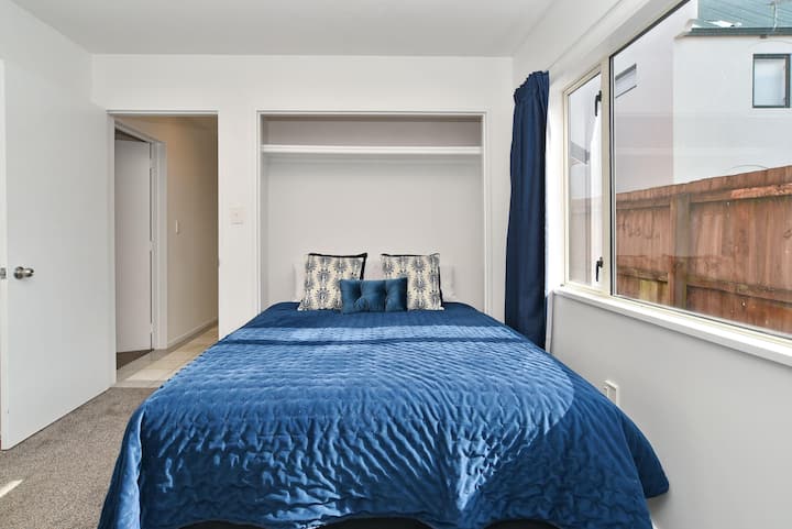 El dormitorio 4, en la planta baja, cuenta con una cómoda cama tamaño queen y una cama individual.