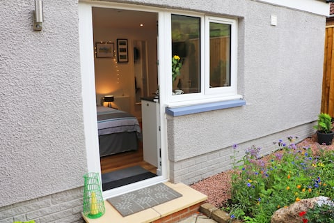 *Stylish studio in picturesque village