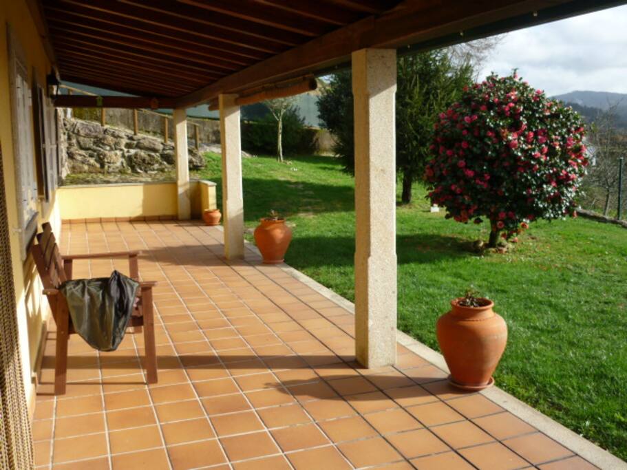 Patio où se trouve la table et les fauteuils en été...