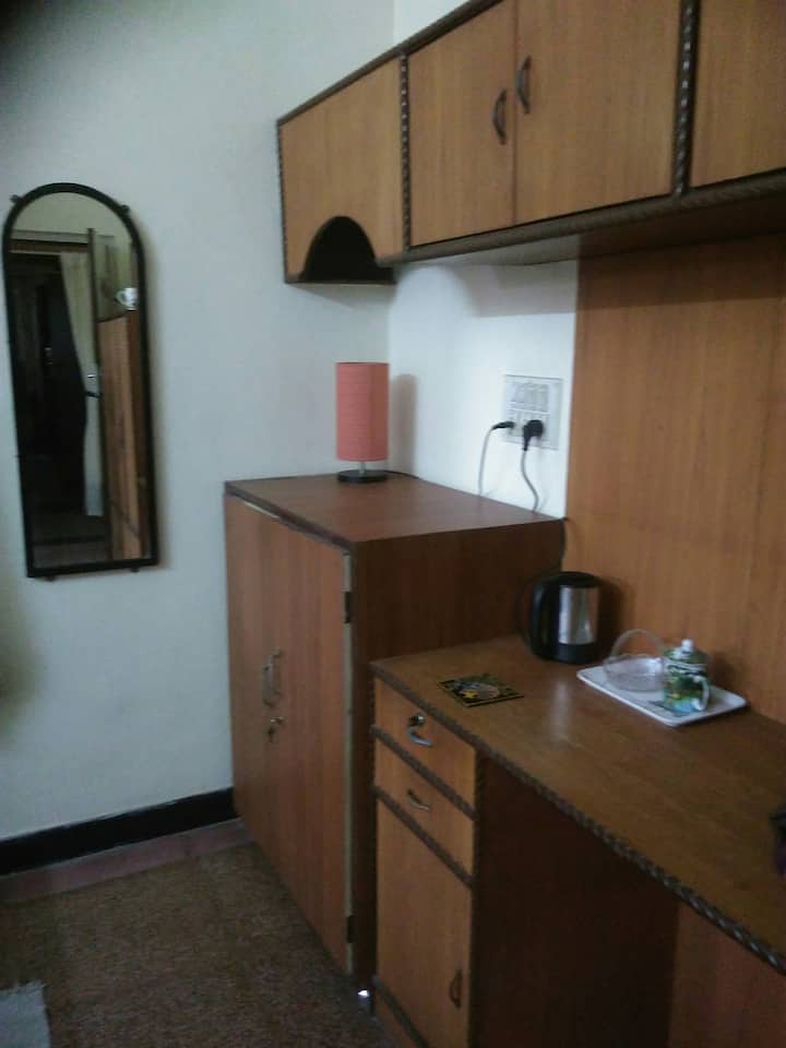 Cupboards and electric kettle where one can make tea or coffee.tea bags nd coffee pouches will be provided by the host.