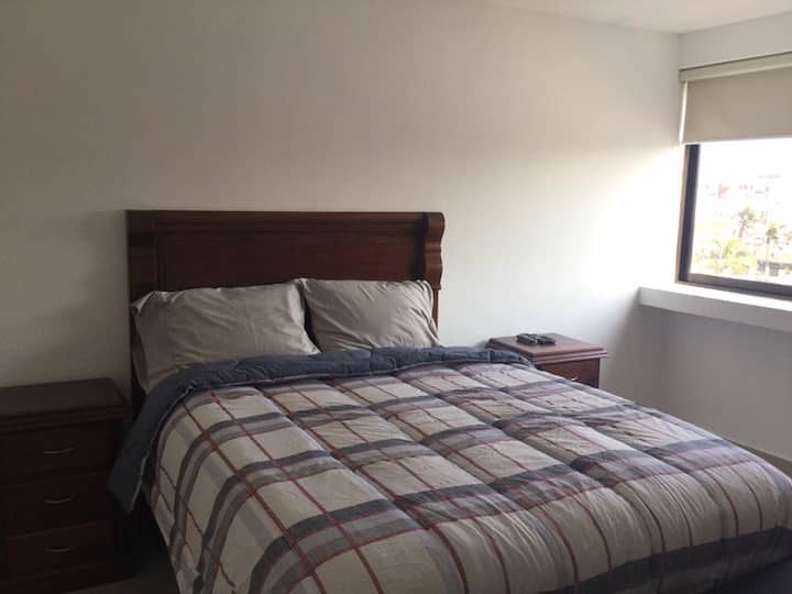 标准双人床，配备高档主卧床垫