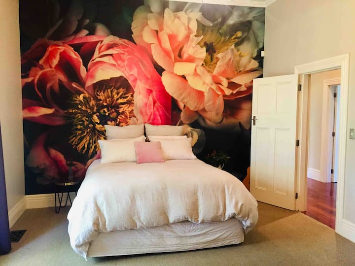 غرفة النوم الرئيسية ، سرير سوبر كينغ يمكن فصله إلى غرفتي نوم فرديتين إذا لزم الأمر.