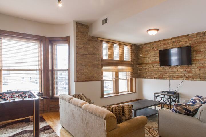 3 BR unit next to Wrigley Field gallery image 4