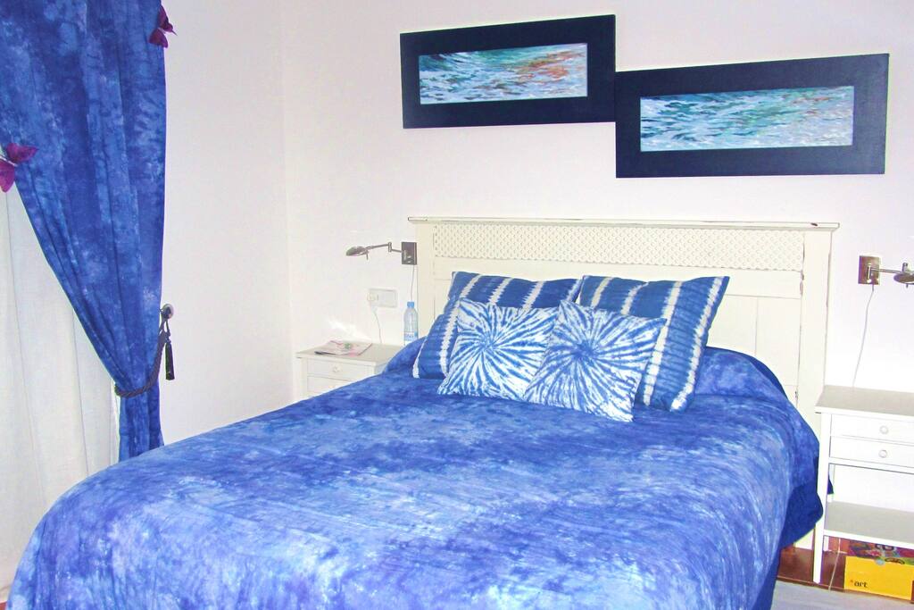HABITACIÓN MUY GRANDE SUITE CON TERRAZA Y BAÑO COMPLETO CON BAÑERA.DISPONE D EBUEN ARMARIO. SE OYEN ROMPER LAS OLAS Y TIENE MUCHA INTIMIDAD.