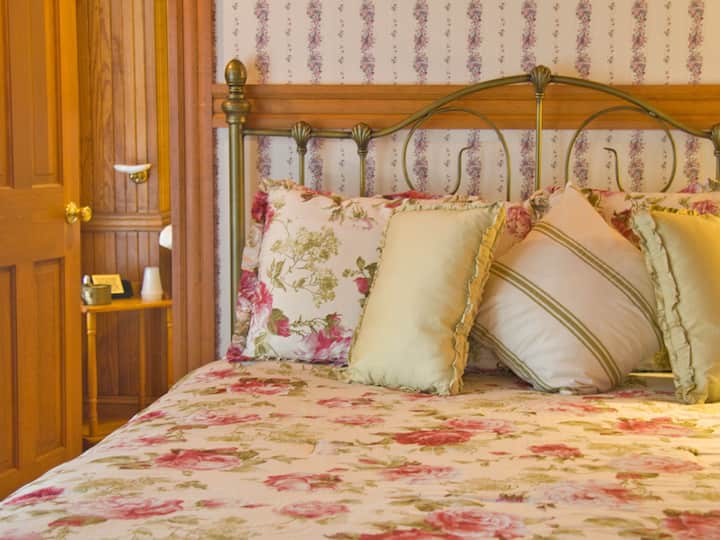 Habitación en el primer piso de fácil acceso con cama tamaño queen