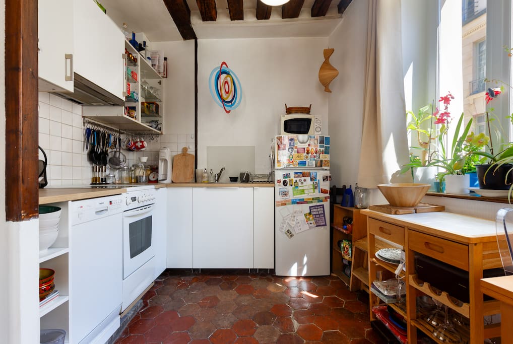 Fully equipped open kitchen (oven, washing machine, coffee machine)