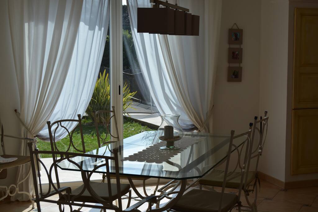 coin repas donnant sur la terrasse