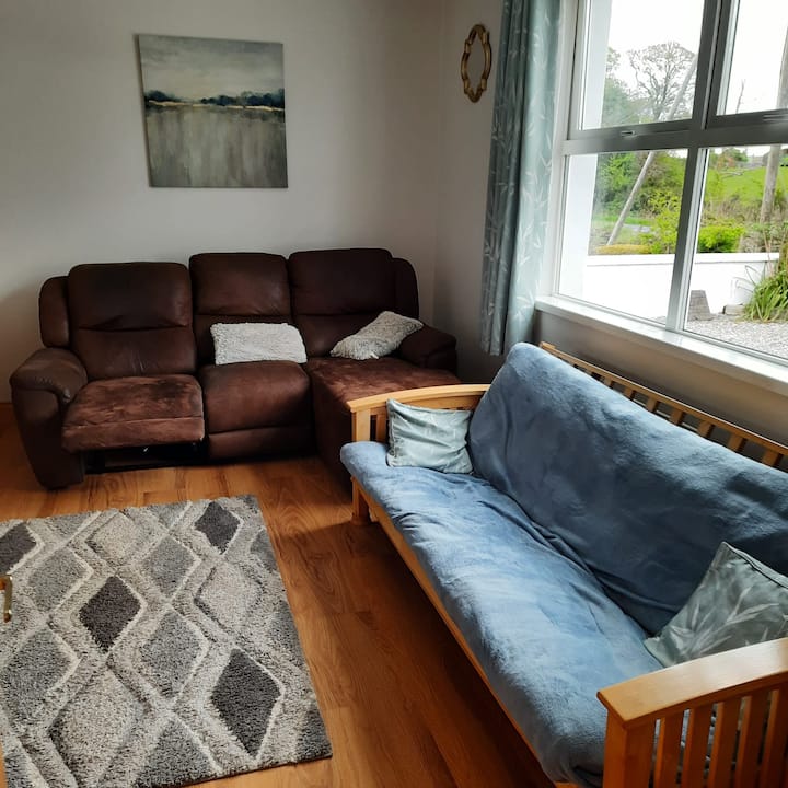 Cheerful Three Bedroom Country Cottage - Ballina
