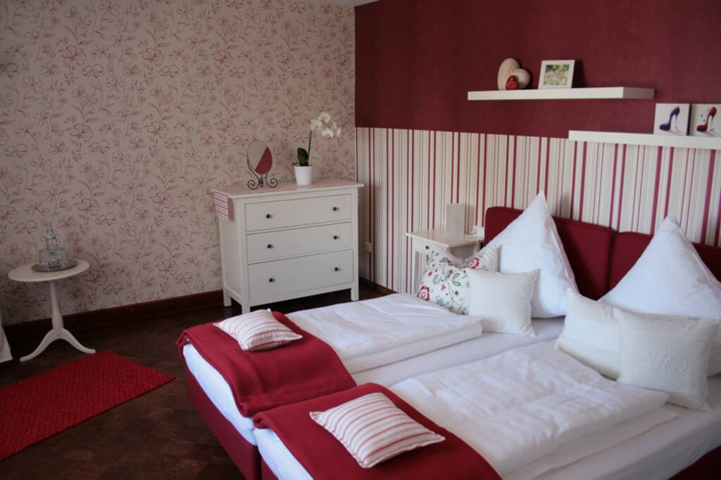 Das großzügige rote Zimmer im 1. OG