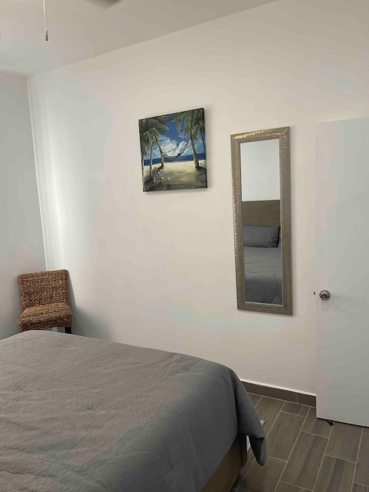 配有一张标准双人床的房间 