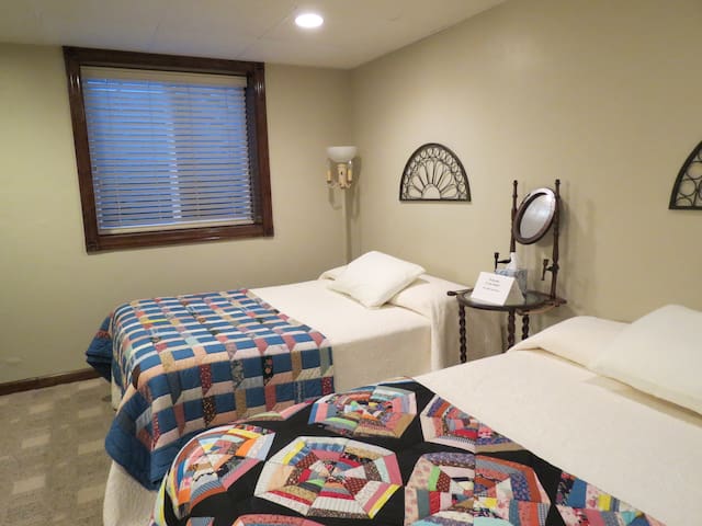 Comfy Appleton home, 2 full beds, en suite bath