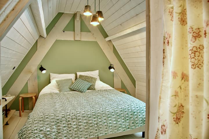 חדר שינה ירוק - קומה
(מיטה אחת 160*200, מחולקת לשתי מיטות 80*200)