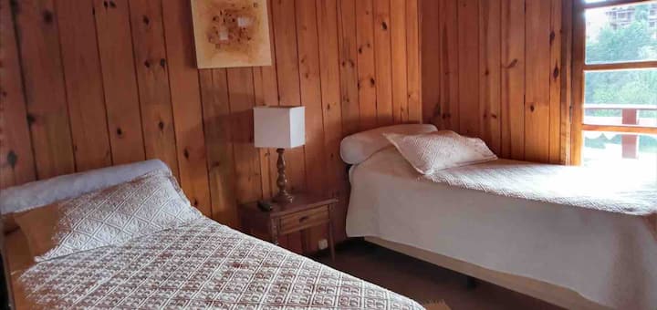 Habitación con 2 camas y 1 reservación