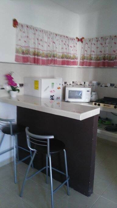 cocina,parrilla de gas,microondas,refrigerador, licuadora y utencilios de cocina