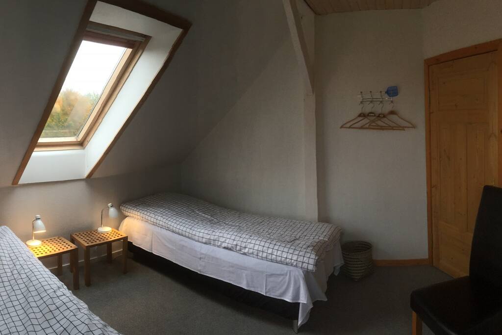 Værelset har 2 enkeltsenge som kan sættes sammen til 1 dobbelt seng. På værelset er der også TV.