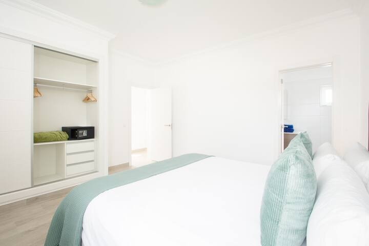 Dormitorio con baño de uso privado, caja fuerte, y aire acondicionado.