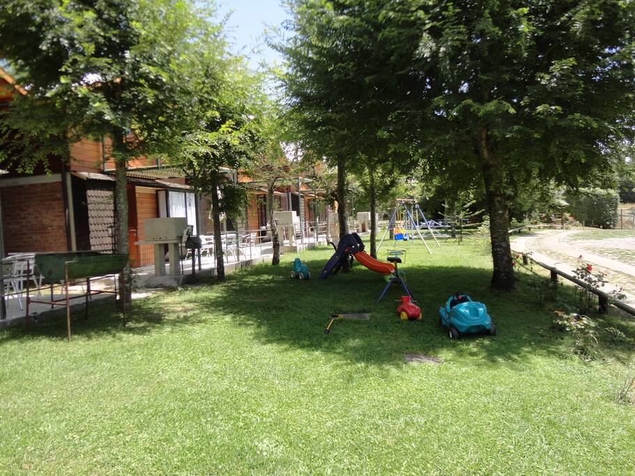 amplios jardines con juegos para niños