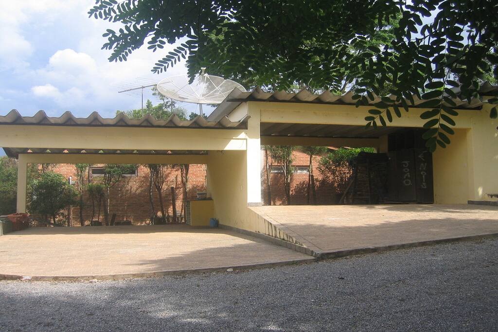 A direita na entrada, a garagem coberta com 4 vagas