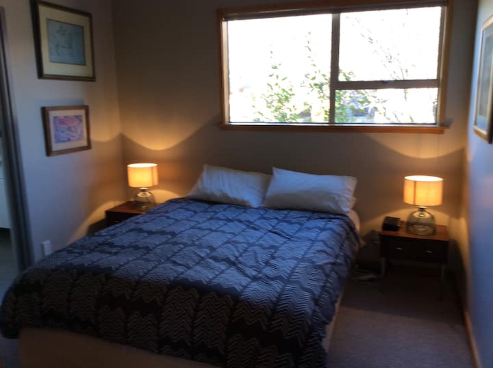 חדר שינה ראשי עם חדר רחצה צמוד