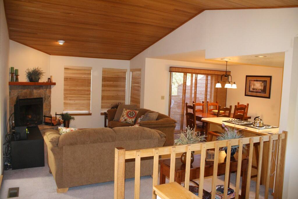 Couch,Furniture,Dining Room,Indoors,Room