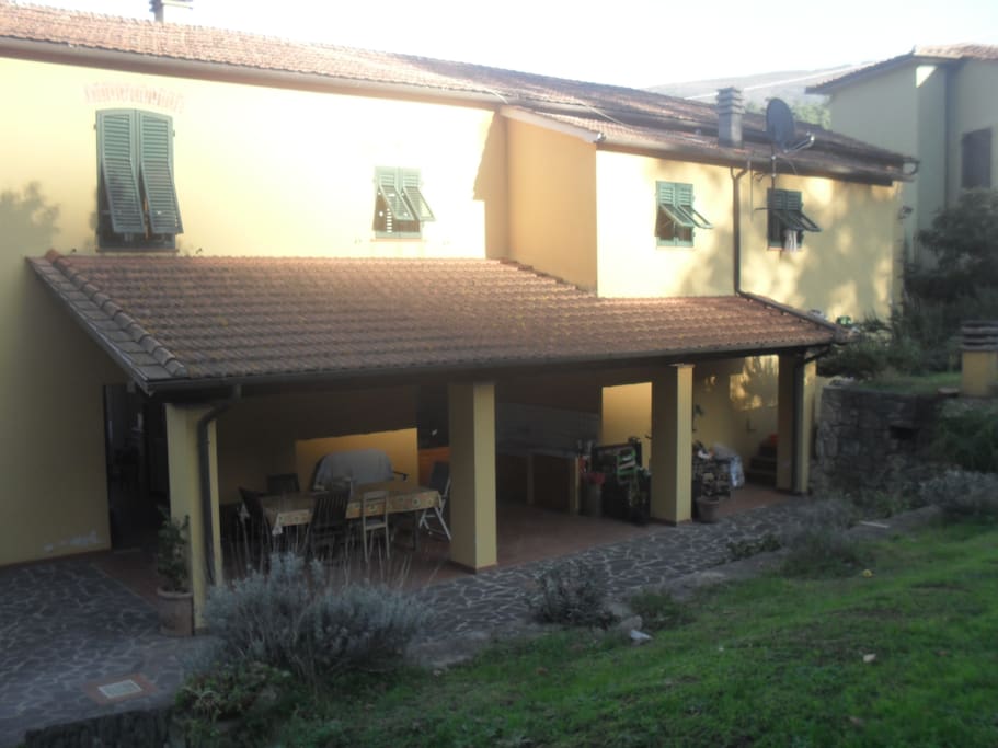 Vista della parte posteriore della casa con a corredo ampio porticato