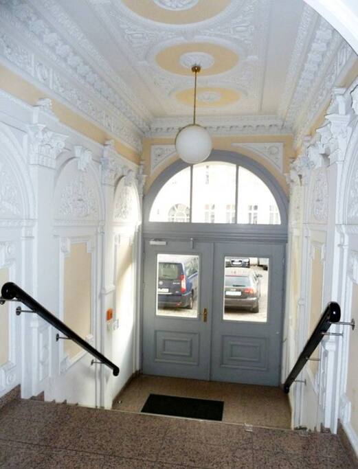 Hallway, entry, with classical stucco. Hausflur, Eingangsbereich mit Stuck