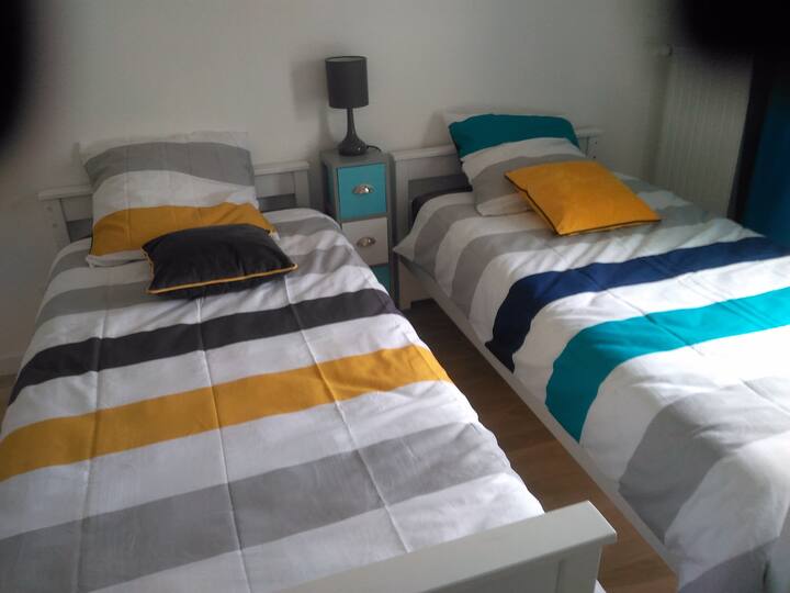 ห้องพักมี 2 เตียงสามารถเพิ่มเตียงแบบดึงออกที่อยู่ใต้เตียงหรือเตียงร่ม
เตียงเสริม 2 เตียงนี้พร้อมให้บริการหากคุณต้องการเพื่อให้ทุกคนนอนหลับ! ไม่มีผ้าปูที่นอนให้ 