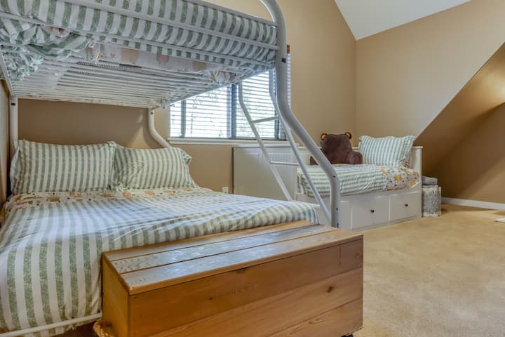 Спалня 3 пълни легла в долната част 