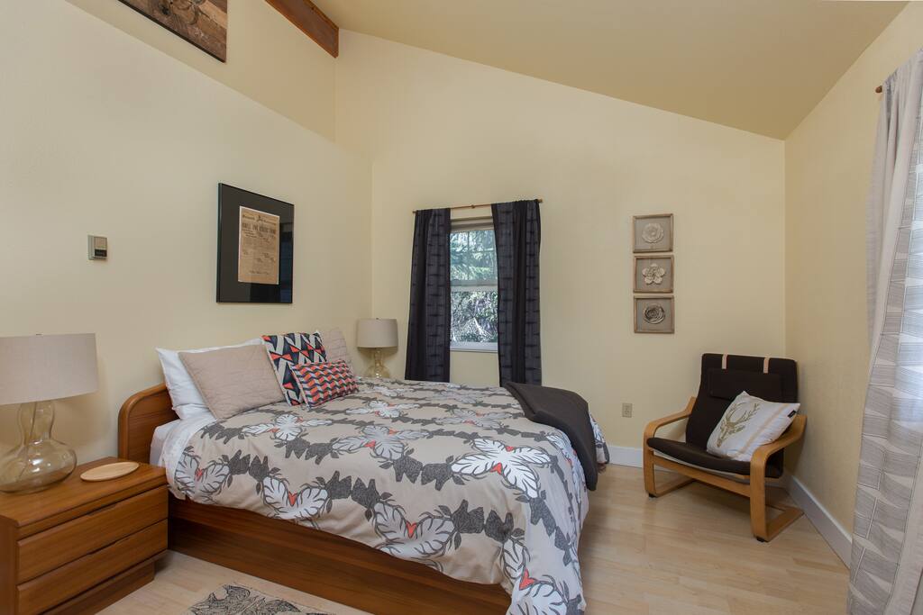 Mt. Tiehacker Queen Room with tempurpedic mattress and luxury linens.