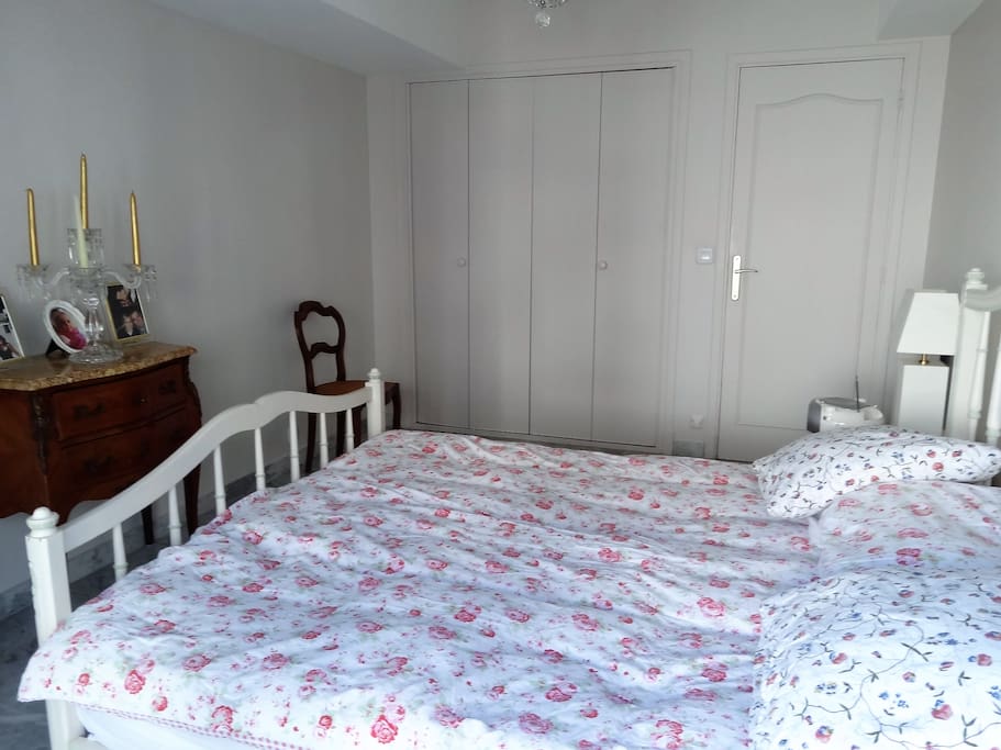 Chambre avec lit double