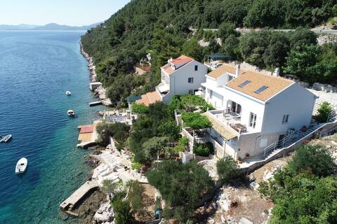 Seafront Apartment w/Sea View & Private Beach #2
