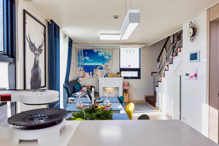 Dit is het uitzicht op de woonkamer vanuit de keuken ~