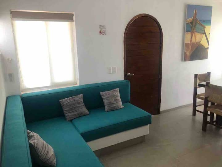 Მისაღები ოთახი ახალი მატრასებით და ბალიშებით