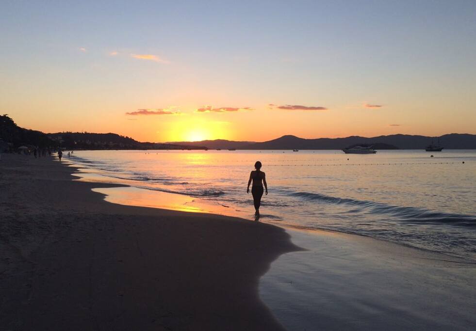 A bela praia da Cachoeira a 100 metros de distância