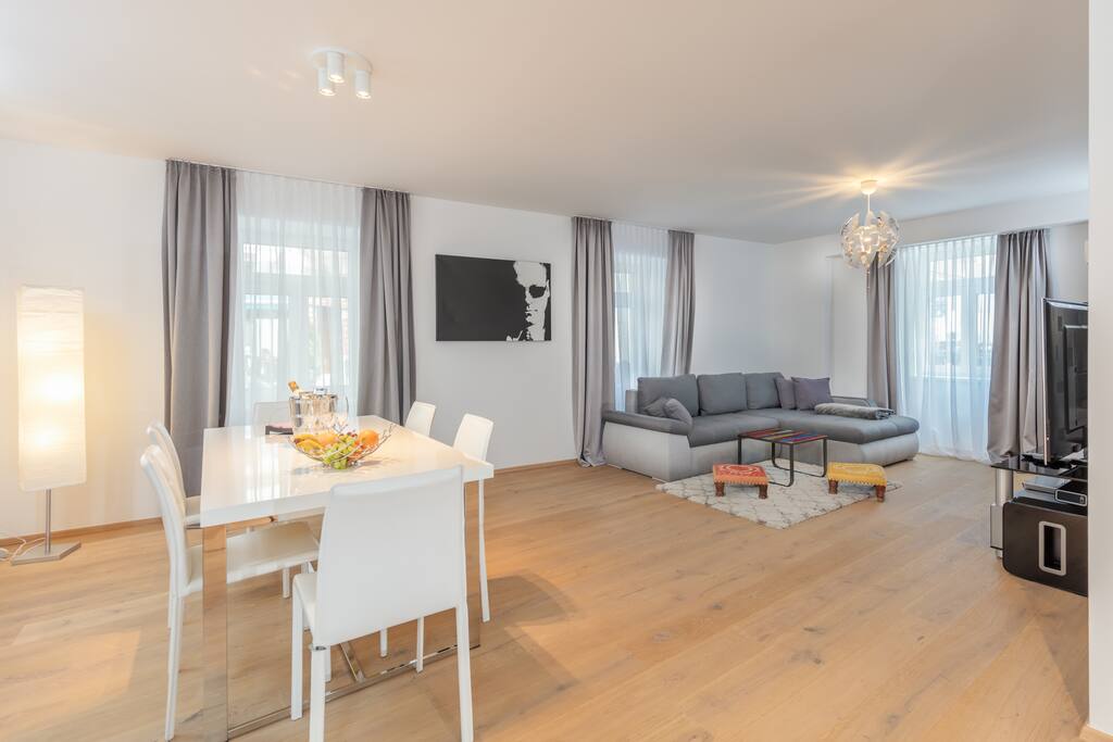 Wohnzimmer / Living Room