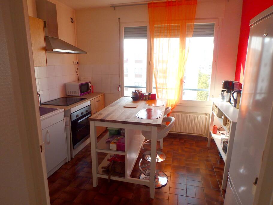cuisine spacieuse, équipée, rangements accessibles