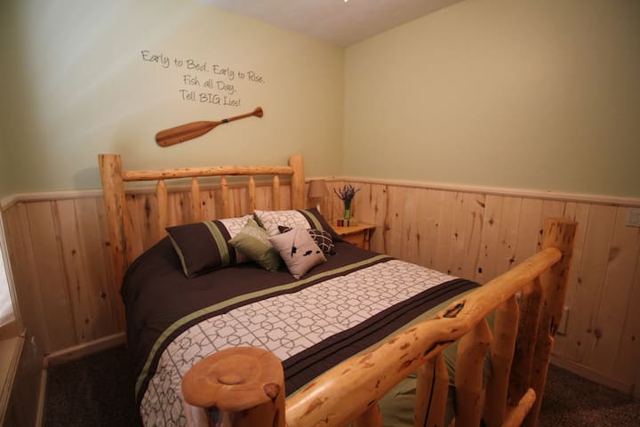 Begane grond vis slaapkamer (queensize bed)