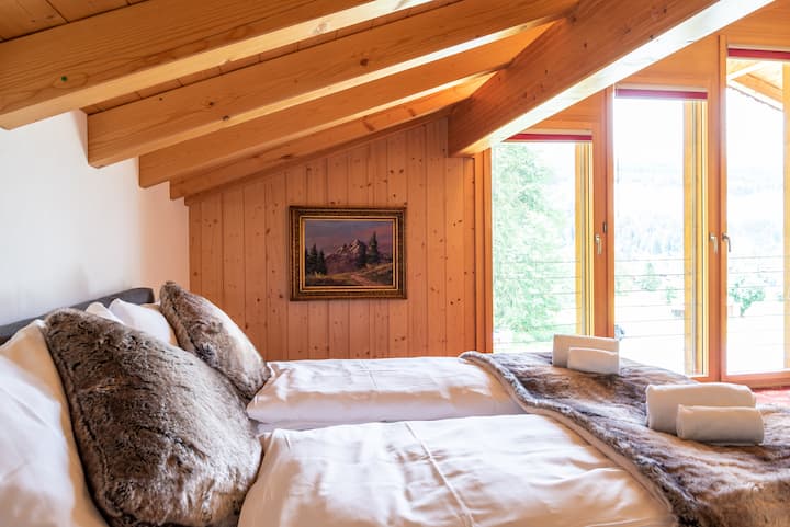 Spacious alpine-chic apartment for up to 10 people