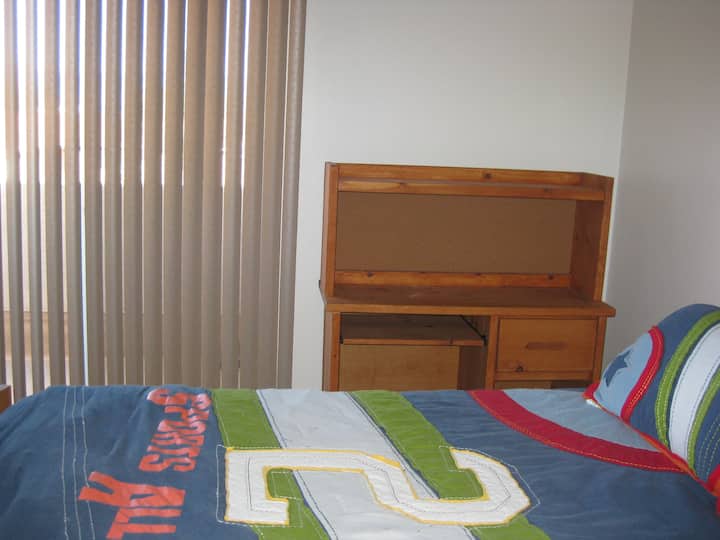 Manželská posteľ s písacím stolom