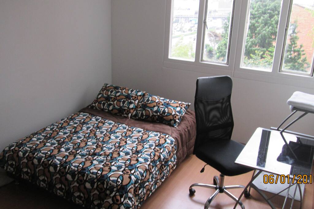 comoda habitación ,cama doble con escritorio y closet