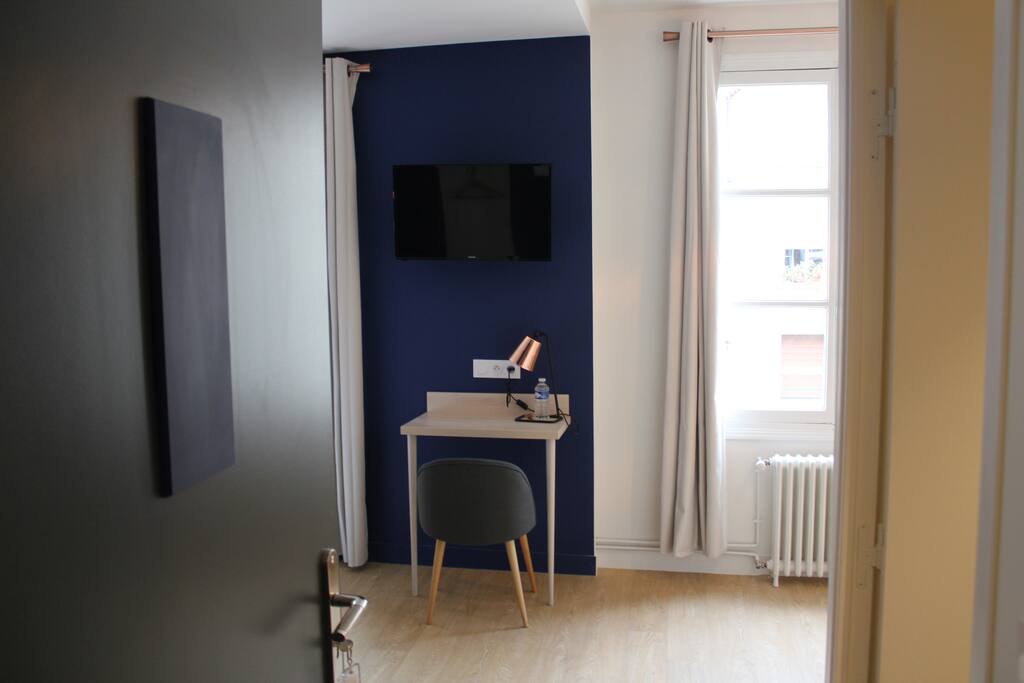 chambre familiale "Bleu Nocturne" : Bureau, TV (Canal+, BeIN Sports)