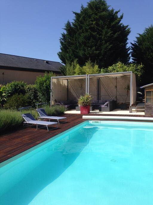 Piscine et salon de jardin d'été