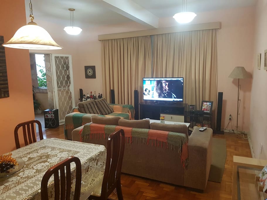 Sala de estar com TV, home theater