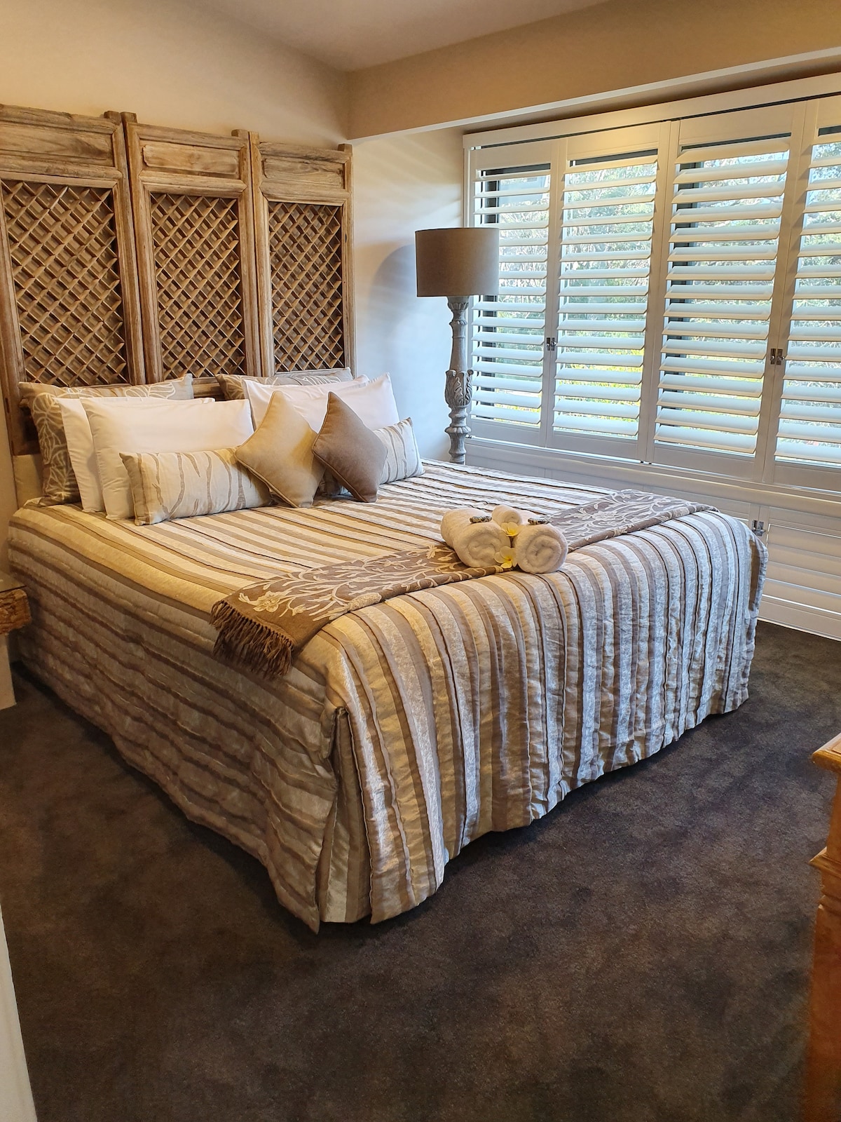 Glavna spavaća soba - bračni krevet (180x200)