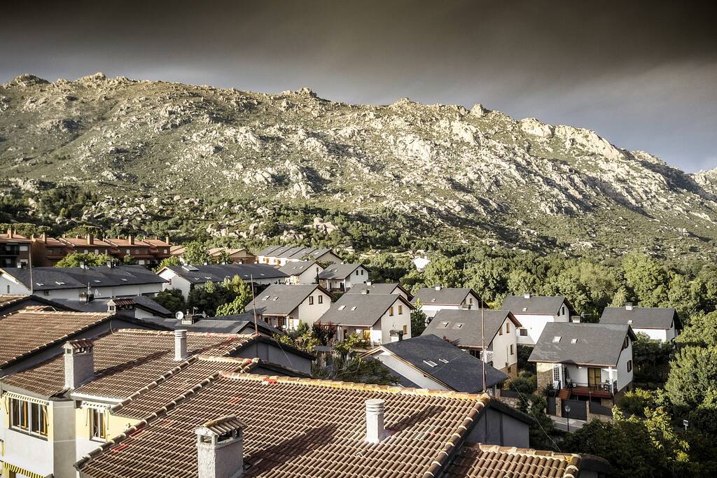 Primer plano edificio con Vistas a la Pedriza