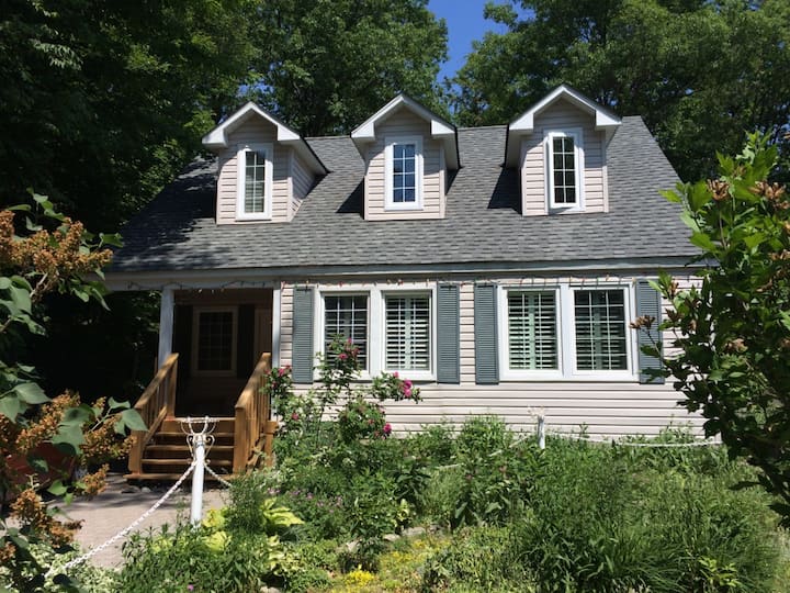 Cozy Little Room in Cottage, Steps from the Beach!