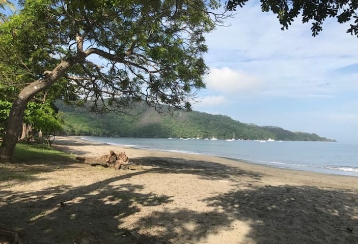 Playa Hermosa: walk to beach, ground floor 2 b/rm