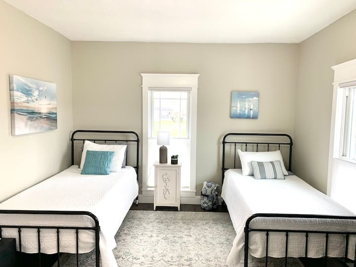 เดินผ่านห้องนอนที่ 2 ที่มีเตียงแฝด 2 เตียง