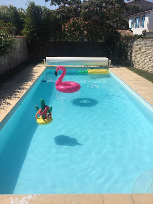 Grande piscine chauffée sans vis-à-vis